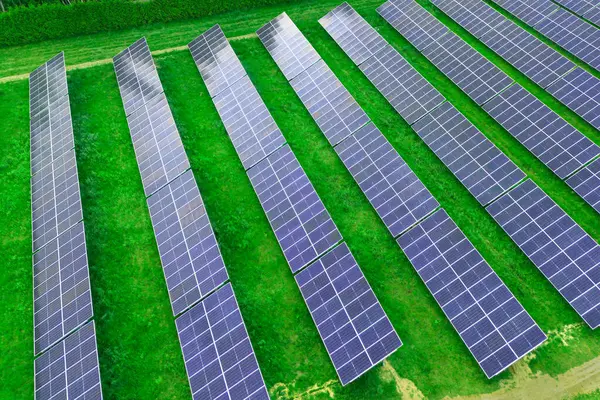 Güneşli bir alanda güneş panellerinden yenilenebilir enerji