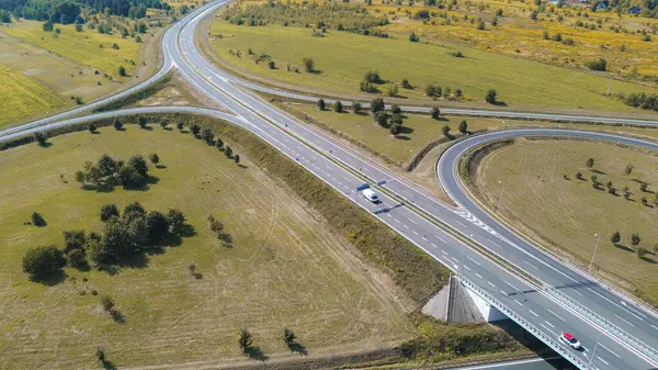 Kırsal orman yolunda giden arabalar