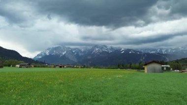 Dağlı Alp Vadisi 'nde geleneksel evler