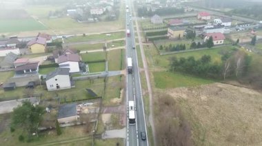 Huzurlu köyde sisli bir gün.