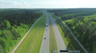 Doğa kırsal alanda yollarla kesişir.