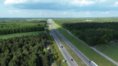 Yazın yukarıdan otoyol görünümü