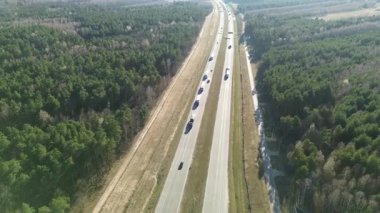 Uzun yol kamyonu doğada sürüyor.