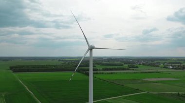 Rüzgar türbinleri hareketle dönüyor