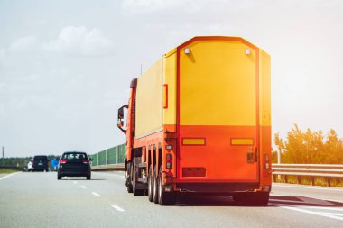 Güneşli otoyolda yarı kamyon