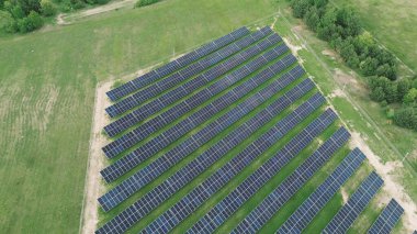 Güneş panelleri temiz ve yenilenebilir enerji üretiyor