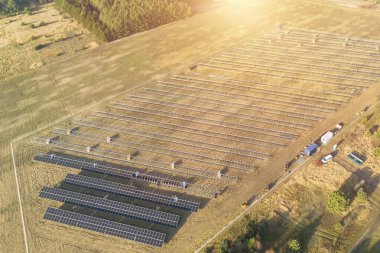 Yenilenebilir enerji güneş istasyonu açık havada inşa ediliyor