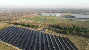 Güneş enerjisi tarlada toplanıyor