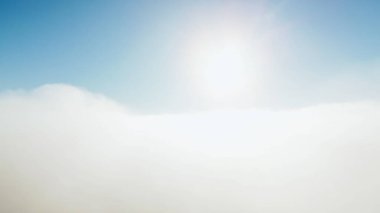 Gökyüzü Bulutların Üzerinde Güneş Işığı Parıldıyor