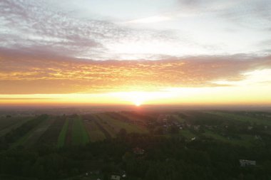 Kırsal manzara üzerinde güzel gündoğumu
