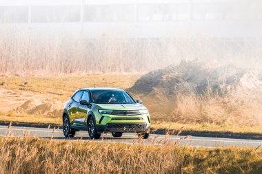 Zarif 4x4 araç doğada seyahat ediyor.