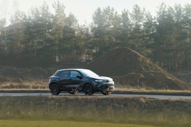 Zarif 4x4 araç doğada seyahat ediyor.