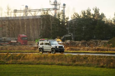 Engebeli arazide seyahat eden kompakt SUV