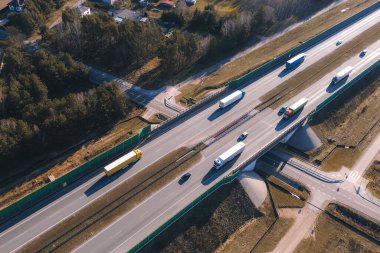 Ticari kamyon şehrin dış mahallelerinde hareket ediyor.