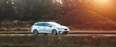 Modern beyaz arabalı kırsal yol