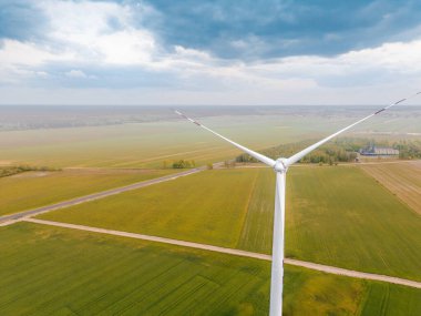 Kırsal alana karşı uzun rüzgar türbini