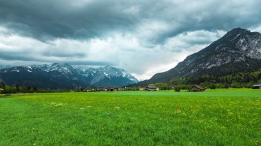 Fırtınalı bulutların altında manzaralı alp manzarası