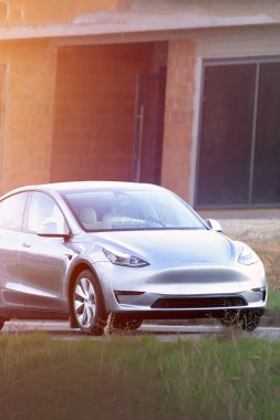 Manzaralı alanda sürdürülebilir elektrikli araç