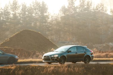 Kentsel yolda modern kompakt araba sürüyor