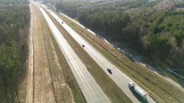 Ormandaki otoyolun havadan görünüşü