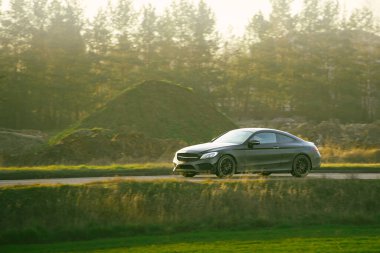 Seçkin lüks araç huzurlu kırsal yolda