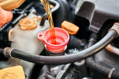 Araba tamiratı sırasında sentetik kayganlaştırıcı eklendi