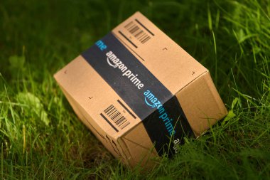 Amazon Prime parsel solda çimenli alanda 13.09.2024 Avrupa, Polonya