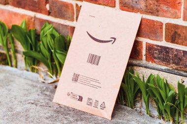 Karton nakliye zarfı açık hava sahnesi 05.05.2025 Polonya Avrupa