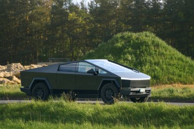 Tesla Cybertruck 13.05.2025 Polonya, Avrupa manzaralı yol kenarına park etti.