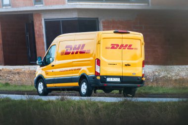 Ülke yolunda DHL kargo kamyonu 26.05.2025 Çek, Avrupa
