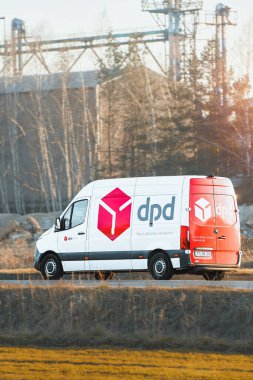 29.03.2025 Katowice, Polonya, Avrupa DPD lojistik aracı kırsal alanda sürüyor
