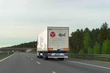 Polonya, Avrupa 'da 26.05.2025 numaralı otoyolda seyahat eden nakliye kamyonu