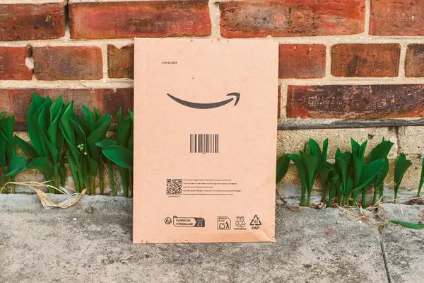 Çimenlerin üzerinde bulunan Amazon paket zarfı 05.05.2025 Polonya Avrupa