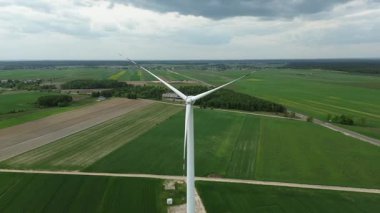 Yeşil arazi üzerindeki rüzgar türbininin havadan görünüşü