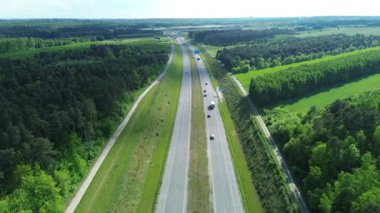 Kırsal orman yolundaki arabaların üst görüntüsü
