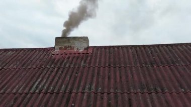 Ev kömürünün dumanı ve dumanı.