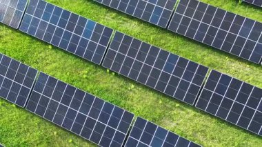 Yeşil alanda temiz enerji güneş dizisi