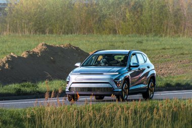 Pürüzsüz kırsal yolda gelecekteki elektrikli SUV