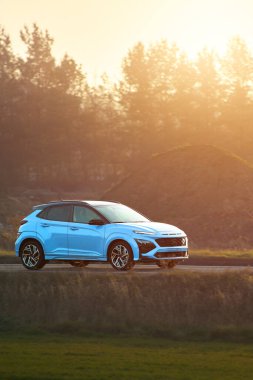 Taşra yolunda modern elektrikli cip