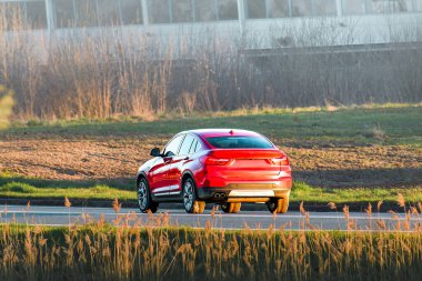 Açık otoyolda elektrikli cip.