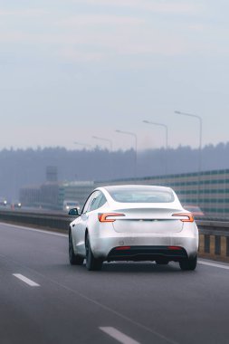 Dışarıdaki ortamda elektrikli araba.