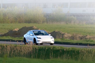 Manzaralı yolda modern elektrikli cip.