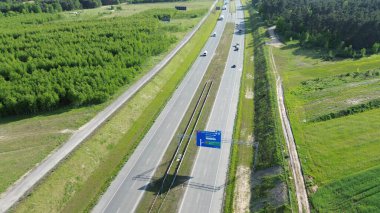Yoğun yeşil ormanı geçen iki şeritli otoyol