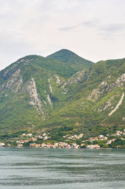 Bulutlu dağ manzaralı Kotor Körfezi