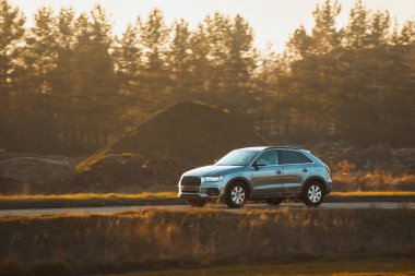 Kırsal bölgede zarif bir araba yolculuğu.