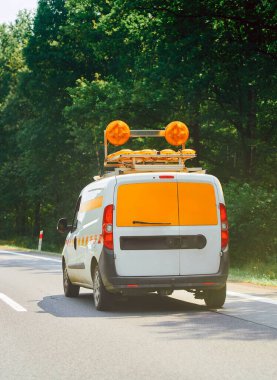 Kırsal yoldaki yol servis minibüsü