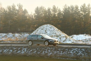 Kış kir tabakalı siyah bir SUV.