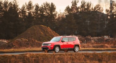 Kırsalda çatısı olan gri bir SUV.