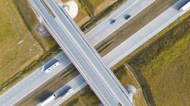 Beyaz kamyonlu ve yemyeşil arazili boş kırsal otoyol