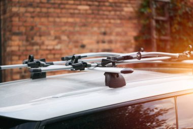 Çatıya monte edilmiş bisiklet parkı yolculuk için hazır.